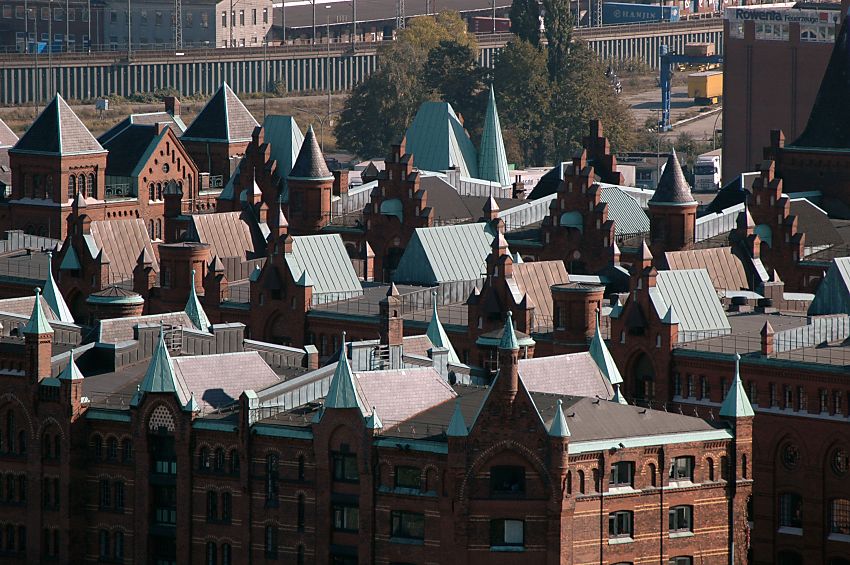 017_18922 Blick ber die Kupferdcher der historischen Speicherstadt Hamburgs - die typische Hamburger Backsteinarchitektur steht jetzt unter Denkmalschutz wurde im Rahmen des Zollanschluss Hamburgs 1888 errichtet. Die Speicherstadt mit ihrer neugotischen Architektur war bis 2003 Teil des Hamburger Freihafens. In den Lagerhusern konnte importierte Ware wie Kaffee, Tee, Gewrze oder Teppiche gelagert oder veredelt werden, ohne dass sie verzollt werden musste. 