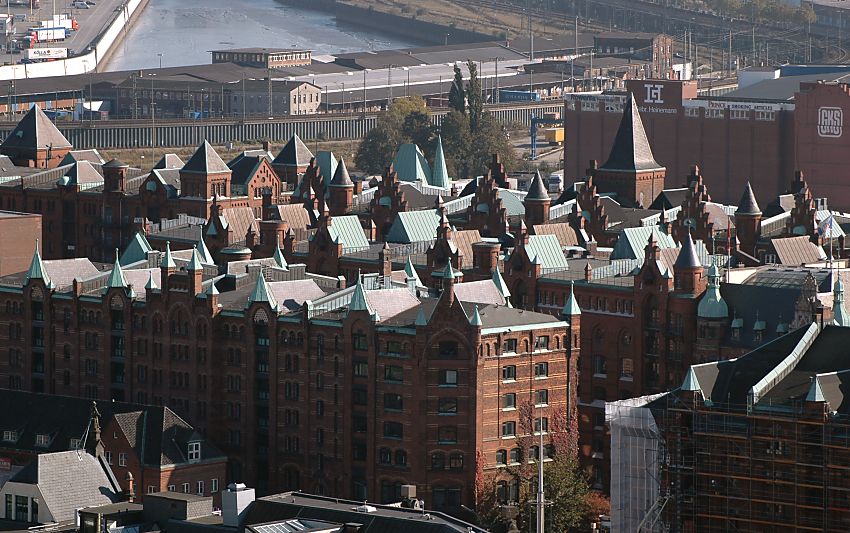 017_18923 auf dem Areal der jetzigen Speicherstadt befanden sich bis 1883 Wohnhuser, in denen ca. 20 000 Menschen wohnten - die Gebude wurden abgerissen und deren Bewohner in neu errichtete Wohnviertel z.B. in den  Hamburger Stadtteilen Barmbek oder Rothenbursort umquartiert.