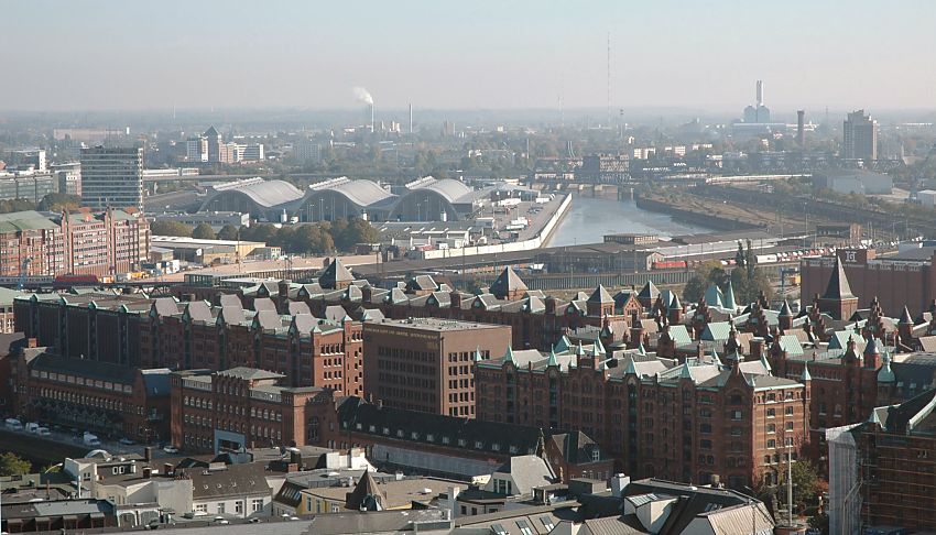 017_18924 Blick ber die Dcher der Speichrstadt Richtung Oberhafenkanal; in der Bildmitte die geschwungenen Dcher der Hamburger Markthallen in dem sich der Blumenmarkt und Gemsemarkt befindet - dahinter die Schornsteine der Mllverbrennungsanlage in der Borsigstrasse; rechts am Horizont die Schornsteine vom Kraftwerk Tiefstack