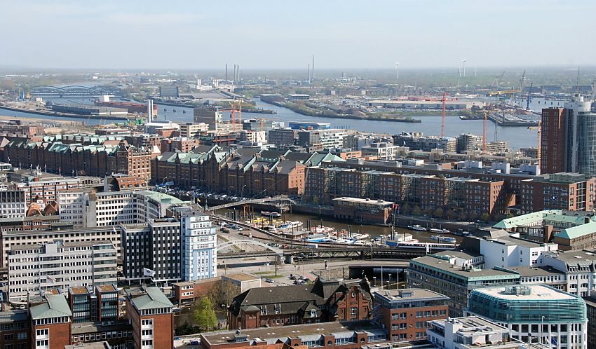 017_18925 Blick ber den Zollkanal und den Hamburger Binnenhafen zur Speicherstadt; im rechten Bereich des Lagerhausareal wurden Brogebude errichtet; im Hintergrund entsteht am Elbufer die Hafencity mit Wohnungen und Brohuser; links im Hintergrund die Elbbrcken ber die Norderelbe. 