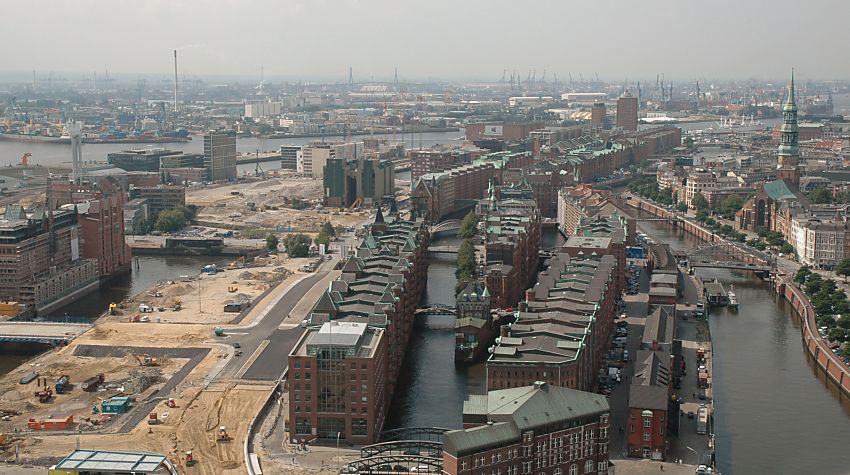 017_18929 die historische Speicherstadt Hamburgs ist mit 1,5Kilometer Lnge und 250m Breiteeiner der grssten geschlossenen Lagerhauskomplexe der Welt. In der hinteren Bildmitte re. die Brotrme der Kehrwiederspitze und links davon der Kaispeicher A; hier haben schon die Bauarbeiten fr das neue Wahrzeichen Hamburgs, die Elbphilharmonie begonnen. In der Bildmitte links der Kaispeicher B, dessen unter Denkmalschutz stehendes Gebude fr das Hamburger Schiffahrtsmuseum genutzt wird - ganz rechts der Kirchturm der St. Katharinenkirche. 