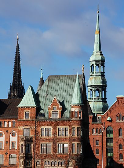 017_18931 Trme der Hansestadt Hamburg; links der Kirchturm der St. Nikolaikirche an der Willy-Brandt-Strasse, deren Ruine als Mahnmal an die Opfer des II. Weltkrieg gedenken soll. Rechts der Kirchturm der Hauptkirche St. Katharinen. Im Vordergrund Giebelturm und Erker des Klinkergebudes am Sandtorkai.