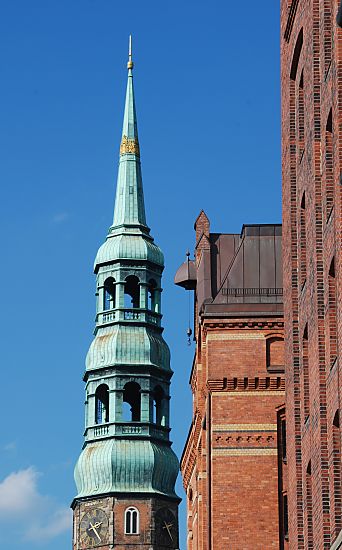 017_18932 Kuppel des Kirchturms vom Kirchspiel Hamburg St. Katharinen; es geht die Sage, dass der goldene Reif an der Spitze des Turmes aus dem Goldschatz des Seerubers Klaus Strtebeker gefertigt wurde. Im Vordergrund die Fassade von Lagerhusern an der Kannengiesserortbrcke