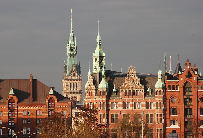 017_18933 Blick zum neogotischen Speicherstadtrathaus in der Abendsonne. In diesem Prunkgebude der Speicherstadt hat die Verwaltung der HHLA, Hamburger Hafen und Logistik AG (vorm. Hamburger Hafen- und Lagerhaus-Aktiengesellschaft) ihren Sitz hat. Links davon der Turm vom Hamburger Rathaus. www.christoph-bellin.de