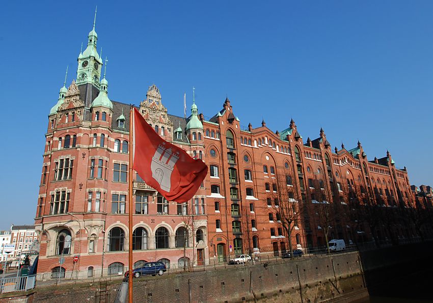 017_18933 Verwaltungsgebude der HHLA / Hamburger Hafen und Logistik AG mit seinem Sitz am Brooksfleet Bei St. Annen. Im Vordergrund weg die Hamburg Fahne - ber allem ein strahlender Blauer Himmel.  www.christoph-bellin.de