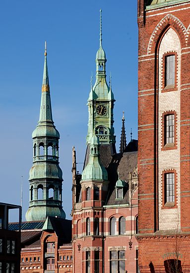 017_18937 Blick vom Brooktorkai Richtung St. Annen; im Vordergrund die Fassade eines Speichergebudes, dahinter die prunkvollen Giebel und Uhrturm des Verwaltungsgebudes der HHLA. Dahinter der Kirchturm der St. Katharinenkirche. www.christoph-bellin.de