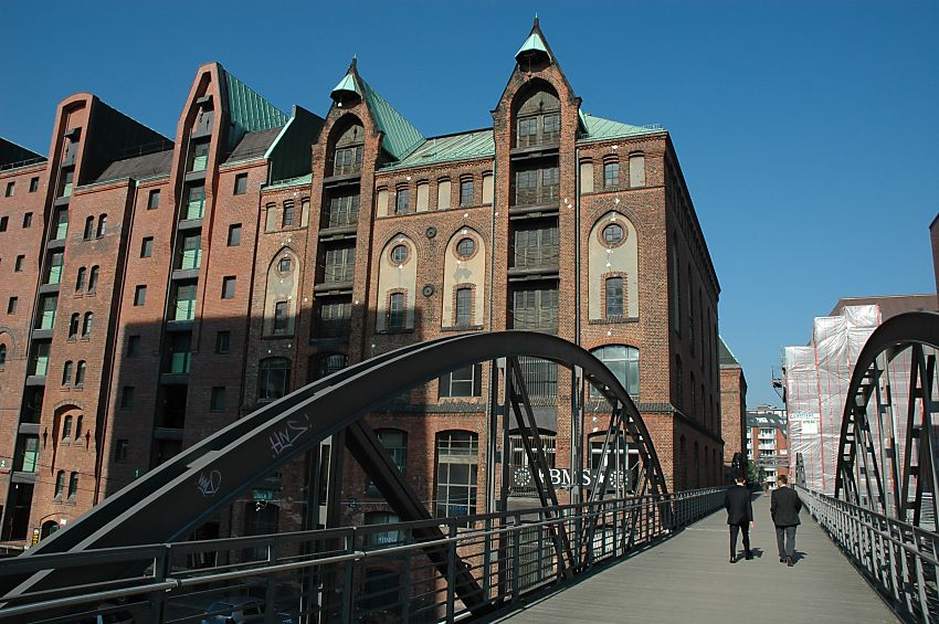 017_18938 Der Kibbelsteg verluft von "Bei den Mhren" quer durch die Speicherstadt zum Sandtorkai; dieser Verbindungsweg wurde 7,5 m . NN angelegt und soll bei Hochwasser als Fluchtweg die Bewohner der Hafencity dienen. Die gesamte Brckenanlage ist ca. 220 m lang und dient auch den Rettungskrften wie Feuerwehr, Polizei und andere Einsatzkrfte als Zuweg.  www.christoph-bellin.de