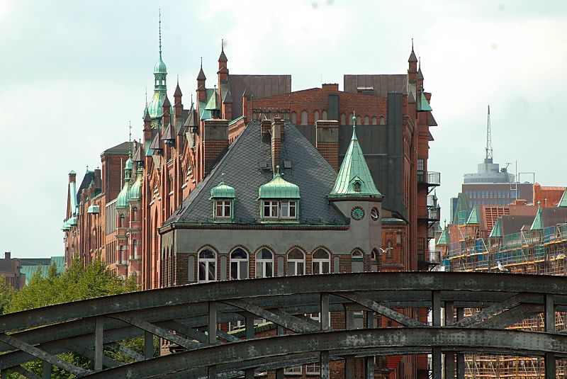 017_18942 Blick über die genieteten Stahlträger der Poggenmühlenbrücken zu den Giebeln der Speicherstadt. In dem Gebäude im Vordergrund befand sich die Speicherstadt-Feuerwehr, rechts ist im Hintergrund die Spitze des Bürogebäudes am Kehrwieder zu erkennen.  ©www.christoph-bellin.de