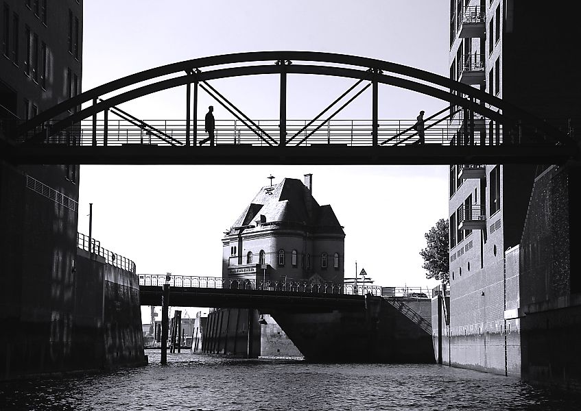 017_18943 Blick vom Kehrwiederfleet / Brooksfleet Richtung Elbe und der Kehrwiederspitze; die geschwungene Brcke verbindet zwei neu gebaute Brohuser, die an der Strasse Kehrwieder und Sandtorkai liege. Im Bildzentrum die historische Polizeiwache der Speicherstadt an der Niederbaumbrcke.  www.christoph-bellin.de