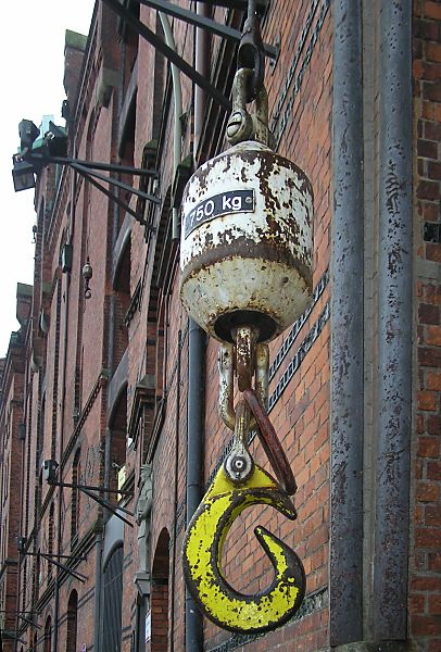 017_18951 Hdie Winde, die unter den Giebeln auf dem Dach der Speichergebude in der Speicherstadt angebracht sind knnen eine Last von 750 kg tragen. www.christoph-bellin.de