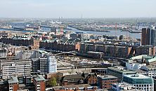 017_18925 Blick ber den Zollkanal und den Hamburger Binnenhafen zur Speicherstadt; im rechten Bereich des Lagerhausareal wurden Brogebude errichtet; im Hintergrund entsteht am Elbufer die Hafencity mit Wohnungen und Brohuser; links im Hintergrund die Elbbrcken ber die Norderelbe.