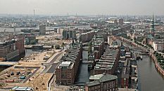 017_18929 die historische Speicherstadt Hamburgs ist mit 1,5Kilometer Lnge und 250m Breiteeiner der grssten geschlossenen Lagerhauskomplexe der Welt. In der hinteren Bildmitte re. die Brotrme der Kehrwiederspitze und links davon der Kaispeicher A; die Bauarbeiten fr das neue Wahrzeichen Hamburgs, die Elbphilharmonie begonnen.