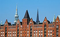 017_18930 Hamburger Backsteinarchitektur in der Speicherstadt - hinter den Giebeln der Speichergebude liegt rechts der Kirchturm der St. Nikolaikirche und rechts die Turmspitze der St. Katharinenkirche; Blick von der Koreastrasse.