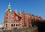 017_18933 Verwaltungsgebude der HHLA / Hamburger Hafen und Logistik AG mit seinem Sitz am Brooksfleet Bei St. Annen. Im Vordergrund weg die Hamburg Fahne - ber allem ein strahlender Blauer Himmel.