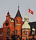 017_18936 Trme und Giebel der Hamburger Speicherstadt; die Dcher oder Trmchen sind teilweise mit Kupfer gedeckt. Die Hamburg Fahne weht ber allem im Wind.