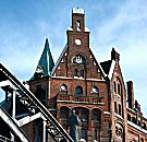 017_18958 Blick zur Brooksbrcke und zur Skulptur des St. Ansgar. An dem Giebel des Speichers ist das Hamburger Wappen als Relief / Bauschmuck angebracht. 