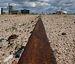 017_18963 Schiene eines ehemaligen Hafenkrans am Sandtorhafen / Grasbrookhafen - die Kaianlage ist Jahrzehnte nicht mehr genutzt worden und vom Sand zugeweht worden. Im Hintergrund in der Bildmitte der Aussichtsturm / View point von dem der Besucher der Hafencity den Fortschritt der Bauarbeiten beobachten kann; rechts das Kreuzfahrtterminal / Hamburg Cruise Center an dem ein Kreuzfahrtschiff fest gemacht hat. Links die modernen Brohuser am Grosser Grassbrook. 