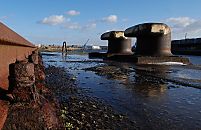 017_18964 Eisenbahnschiene der Hafenbahn am Baakenhafen; die Muttern sind verrostet - rechts massiv Eisenpoller an denen die grossen Frachter fest gemacht haben um ihre Ladung zu lschen. Auf der Kaianlage dieses Hafenbeckens wird die zuknftige Hamburger Architektur - Universitt / HafenCity Universitt Hamburg (HCU) gebaut. 