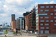 017_18978 die moderne Hamburger Architektur am Sandtorkai / Sandtorhafen; neben Brogebuden sind in der Hafencity auch Wohnhuser entstandten, die den Hafen habnen