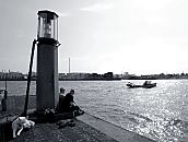 017_18990 an der Einfahrt zum Sandtorhafen befand sich vorm dem Kaispeicher A ein Leuchtfeuer, dass den Schiffen den richtigen Weg gewiesen hat. Es war ein beliebter Platz um ungestrt auf die Elbe und den Hamburger Hafen blicken zu knnen und die Sonne zu geniessen. Bei Beginn der Bauarbeiten zur Umgestaltung des Kaispeicher A zur Elbphilharmonie ist dieser Platz zur Baustelle geworden.  www.christoph-bellin.de