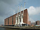 017_18993 Seitenansicht des Kaispeichers A am Elbufer - die Hafenkrne sind stillgelegt, das Speichergebude, das von dem Architekten Werner Kallmorgen entworfen wurde, wird zur Elbphilharmonie umgebaut - das Ankndigungstransparent hngt an der Fassade.  www.christoph-bellin.de