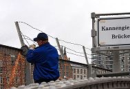 017_19000 Anfang Februar 2008 wurde begonnen, den Zollzaun am Zollkanal der Hamburger Speicherstadt zu demontieren; das Gebiet des Hamburger Freihafens wurde schon 2003 verlagert, so dass der hohe Zaun berflssig geworden ist. Hier zertrennt ein Arbeiter den Metallzaun an der Kannengiesserbrcke - die Funken sprhen. Im Hintergrund eine Skulptur auf dem Giebel eines Hauses am Zippelhaus, rechts davon ein Brogebude am Dovenfleet. www.christoph-bellin.de