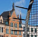 017_19002 Eisenspitzen am Drahtzaun sollen ein unerlaubtes übersteigen verhindern - im Hintergrund das historische Gebäude am Zippelhaus. Hamburg Bild  ©www.christoph-bellin.de