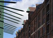 017_19004 spitze Eisenpfeile schtzen die Zollstation an der Jungfernbrcke; rechts Lagergebude der Speicherstadt Hamburg - an der Fassade des Gebudes ist der Schriftzug der HAMBURG PORT AUTHORITY angebracht.  Hamburg Fotograf : www.christoph-bellin.de