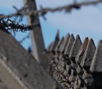 017_19007 Eisenspitzen und Stacheldraht auf dem Zollzaun sollten u.a. Schmuggler vom unerlaubten und unkontrolliertem bergang der Zollgrenze abhalten. Bilder Hamburg :  www.christoph-bellin.de