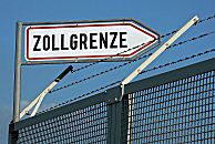 017_19009 das Schild mit der Aufschrift "Zollgrenze" weist auf den Verlauf der Grenzlinie im Hamburger Freihafen hin - der Maschendrahtzaun ist mit Stacheldraht abgesichert. Hamburger Fotos ©www.christoph-bellin.de