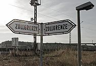 017_19012 zwei Schilder weisen darauf hin, dass das Gebiet des Hamburger Freihafens beginnt. Im Hintergrund Wohnblocks von Hamburg Veddel. Fotos von Hamburg   ©www.christoph-bellin.de