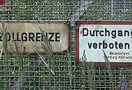 017_19013 zwei alte Schilder, die fast von hohem Gras verdeckt werden; sie weisen auf die Zollgrenze hin - "Durchgang verboten - Hauptzollamt Kehrwieder." Bamburgs Bilder   www.christoph-bellin.de