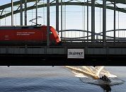 017_19018 ein roter Triebwagen auf den Elbbrücken beim Schild Zollgrenze . auf der Elbe fährt ein Sportboot / Motorboot in voller Fahrt. Aufnahmen von Hamburg ::   ©www.christoph-bellin.de