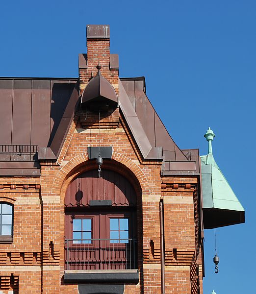 017_18953 die Stockwerke im den Speichergebuden der Hamburger Speicherstadt werden "Boden" genannt. Unter dem Dach, das mit Kupfer gedeckt ist, sind die Winden angebracht, die mit Haken, Seil oder Kette die Waren, die in den Speichern gelagert sind, transportieren. www.christoph-bellin.de