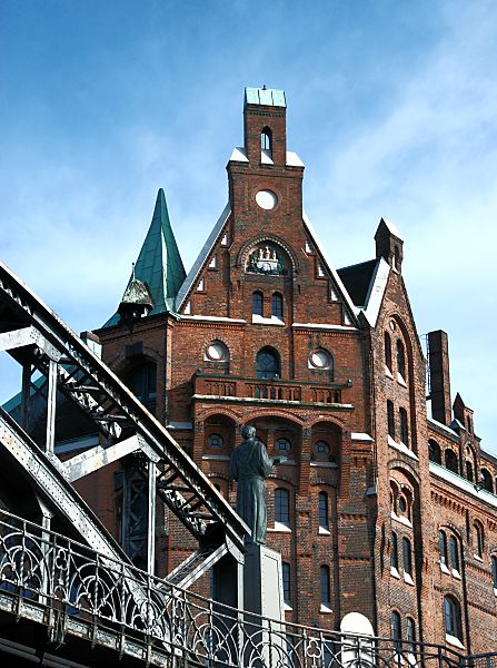 017_18958 Blick zur Brooksbrcke und zur Skulptur des St. Ansgar. An dem Giebel des Speichers ist das Hamburger Wappen als Relief / Bauschmuck angebracht.  www.christoph-bellin.de