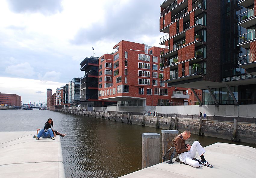 017_18976 Blick von den Magellanterrassen ber den Sandtorhafen Richtung Sandtorhafenklappbrcke - die neue Architektur der Hafencity kommt am Sandtorkai gut zum Ausdruck; im Hintergrund links der Kaispeicher B - dort haben die Bauarbeiten an der zuknftigen Hamburger Elbphilharmonie, einem neuen Wahrzeichen der Hansestadt Hamburg schon begonnen. www.christoph-bellin.de