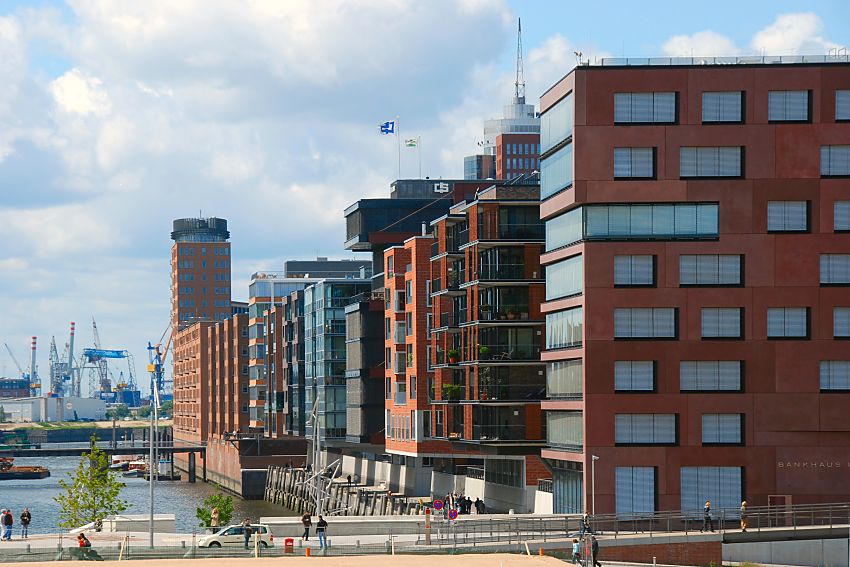 017_18978 die moderne Hamburger Architektur am Sandtorkai / Sandtorhafen; neben Brogebuden sind in der Hafencity auch Wohnhuser entstandten, die den Hafen habnen.  www.christoph-bellin.de