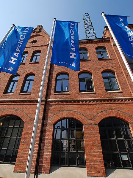 017_18986 Flaggen der "Hafencity" wehen vor dem ehemaligen Kesselhaus in der Speicherstadt. Dort ist jetzt ien Infocenter untergebracht, dass ber die Entstehung und den einzelnen Bauphasen der Hafencity informiert.  www.christoph-bellin.de