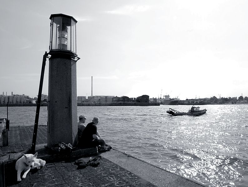 017_189909 an der Einfahrt zum Sandtorhafen befand sich vorm dem Kaispeicher A ein Leuchtfeuer, dass den Schiffen den richtigen Weg gewiesen hat. Es war ein beliebter Platz um ungestrt auf die Elbe und den Hamburger Hafen blicken zu knnen und die Sonne zu geniessen. Bei Beginn der Bauarbeiten zur Umgestaltung des Kaispeicher A zur Elbphilharmonie ist dieser Platz zur Baustelle geworden.  www.christoph-bellin.de