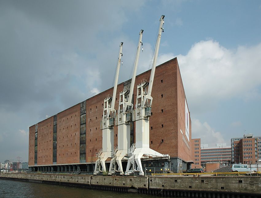 017_18993 Seitenansicht des Kaispeichers A am Elbufer - die Hafenkrne sind stillgelegt, das Speichergebude, das von dem Architekten Werner Kallmorgen entworfen wurde, wird zur Elbphilharmonie umgebaut - das Ankndigungstransparent hngt an der Fassade.  www.christoph-bellin.de