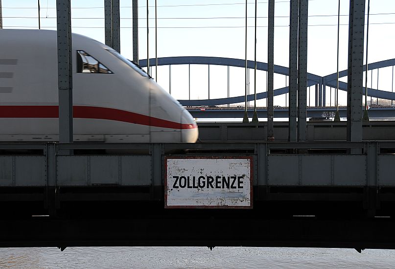 017_19017 Bild Hamburg: der Triebwagen eines Intercity Zuges fhrt auf den Elbbrcken - der Zug verlsst Hamburg. An der Stirnseite der Brcke weist ein Schild auf die Zollgrenze hin.  www.christoph-bellin.de