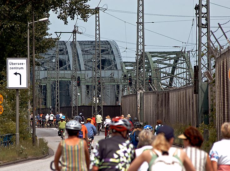 017_19019 Fahrradsternfahrt in Hamburg - eine grosse Gruppe FahrradfahrerInnen fhrt entlang des Zollzauns in Richtung Freihafenelbbrcken.  www.christoph-bellin.de