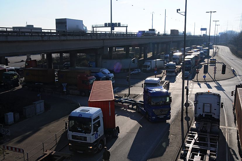 017_19020 Lastwagen kommen von der Khlbrandbrcke und stehen im Stau vor der Zollstation Waltershof - andere Lastzgen haben den Zoll passiert und fahren Richtung die Containerterminals Burchardkai / Eurokai. Bilder Hamburg Fotografie  www.christoph-bellin.de