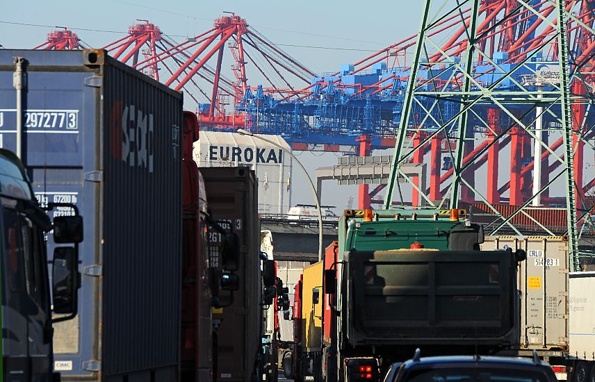 017_19022 die Lastwagen, Containertransporter und Personenkraftwagen haben den Zoll passiert und fahren Richtung Khlbrandbrcke oder den Containerterminal EUROKAI / Burchardkai - im Hintergrund sind der Containerbrcken und Schirftzug des Terminals Eurokai zu erkennen.   www.christoph-bellin.de