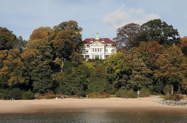 1042_9612  Eine weisse Villa mit Kupferturm steht auf dem Elbhang zwischen Bumen, deren Laub herbstlich gefrbt ist. 