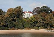 1042_9612  Eine weisse Villa mit Kupferturm steht auf dem Elbhang zwischen Bumen, deren Laub herbstlich gefrbt ist.  