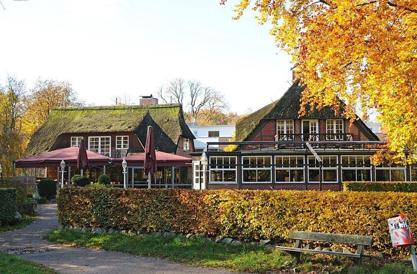 1567_1652  Historische Reetdachgebude an der Poppenbttler Schleuse - Ausflugsrestaurant am Hamburger Fluss Alster - Herststimmung in Hamburgs Vorort Poppenbttel.