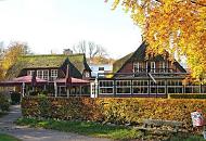 1567_ 1652 Historische Reetdachgebude an der Poppenbttler Schleuse - Ausflugsrestaurant am Hamburger Fluss Alster - Herststimmung in Hamburgs Vorort Poppenbttel.