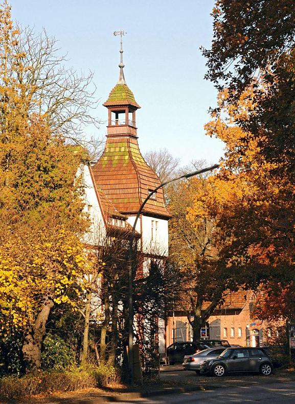 1599_1779 Herbstbume am Wellingsbttler Weg in Hamburg Poppenbttel - historische Villa mit Turm und Stallgebuden. Fotos aus Hamburger Stadtteilen im Herbst. 