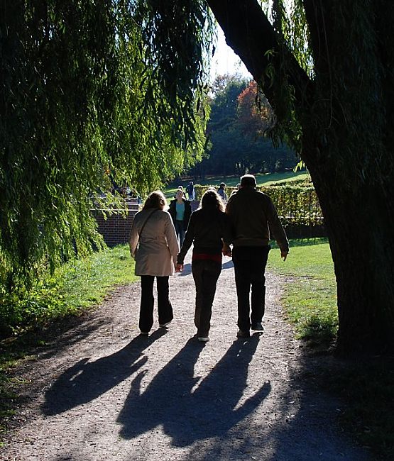 16_03799 der Sommer geht zur Neige, die tiefstehende Herbstsonne wirft lange Schatten der Spaziergnger im grssten Park Hamburgs, dem Stadtpark in Winterhude.    www.christoph-bellin.de